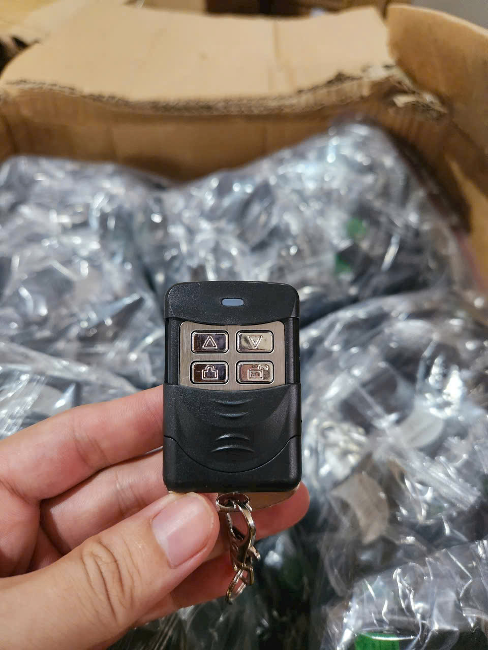 Giá làm khoá cửa cuốn (tay điều khiển, remote) tại phường An Phú Đông