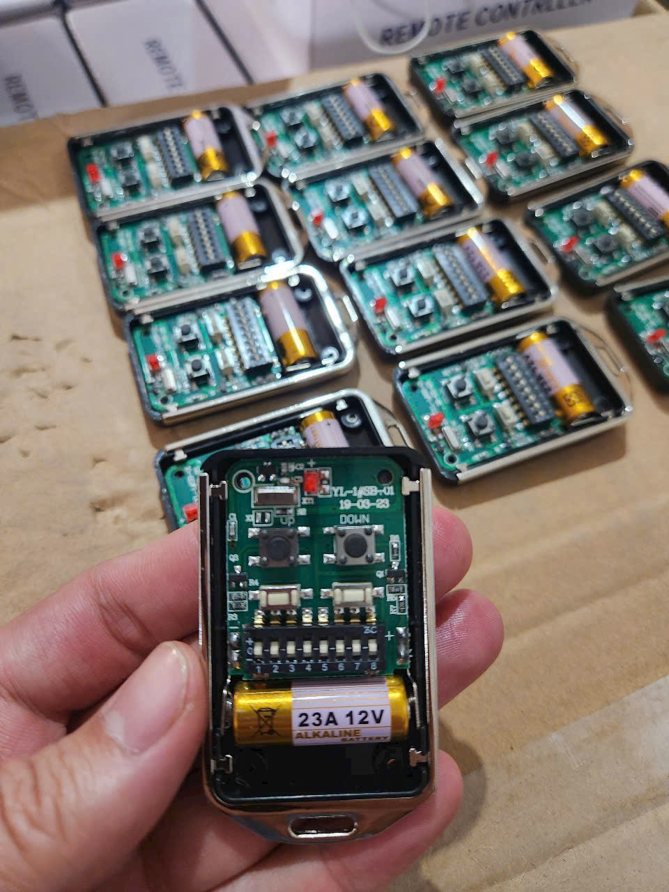 Giá làm khoá cửa cuốn (tay điều khiển, remote) tại phường Bình Tây