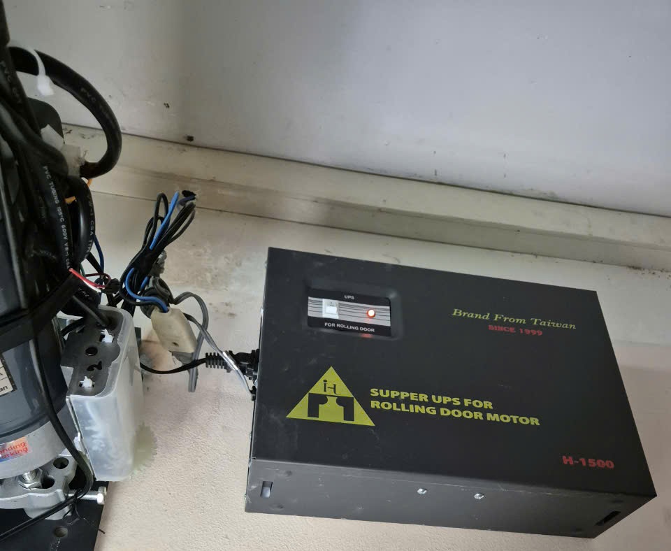 Sửa cửa cuốn tại phường Bình Thới TPHCM - Sửa cửa bị kẹt, bấm remote cửa không chạy