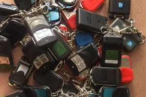 Giá làm khoá cửa cuốn (tay điều khiển, remote) tại xã Xuân Thới Sơn.