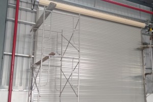 Sửa cửa cuốn tại phường Chánh Hưng TPHCM - Sửa cửa bị kẹt, bấm remote cửa không chạy