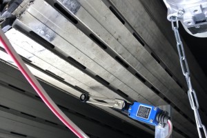 Sửa cửa cuốn tại phường Hòa Bình TPHCM - Sửa cửa bị kẹt, bấm remote cửa không chạy